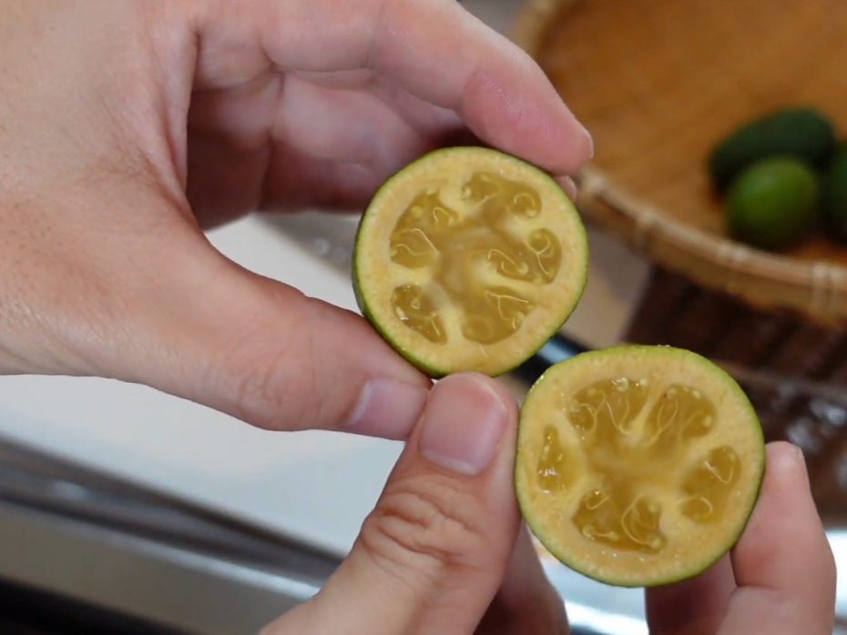 その場でカットしてフェイジョアを食べられます!