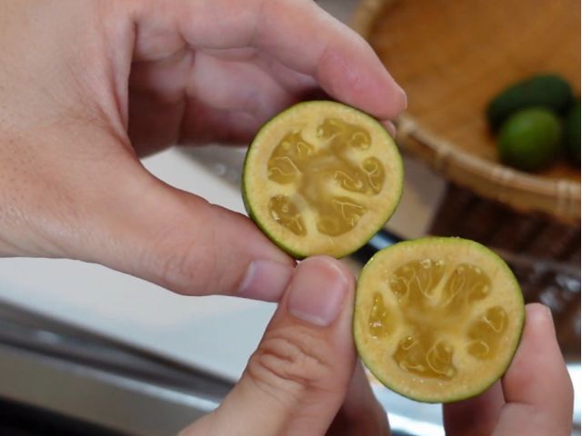 その場でカットしてフェイジョアを食べられます!