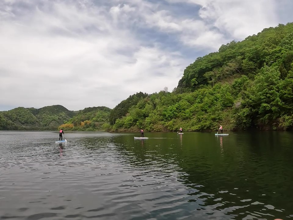 ΂Ɉ͂܂ꂽΖʂ𐅏U