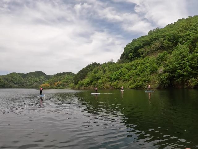 緑に囲まれた湖面を水上散歩