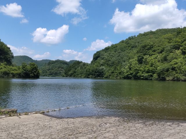 スロープが水辺まで。ユニバーサルSUPにもオススメの場所です。