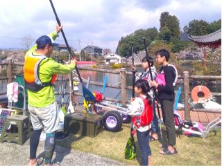 初めてでも安心!丁寧にレクチャーします。ビッグSUPは簡単なので、陸上のレクチャーが短く、すぐに水上を楽しめます。