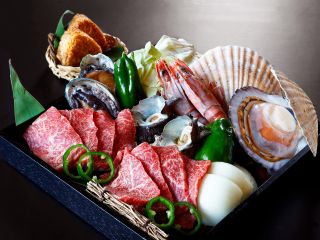 熊野牛&海鮮セット(写真は2人前です) 内容:熊野牛、ホタテ、アワビ、サザエ、海老、焼きおにぎり、お野菜 ※仕入状況により変更となる場合が御座います。