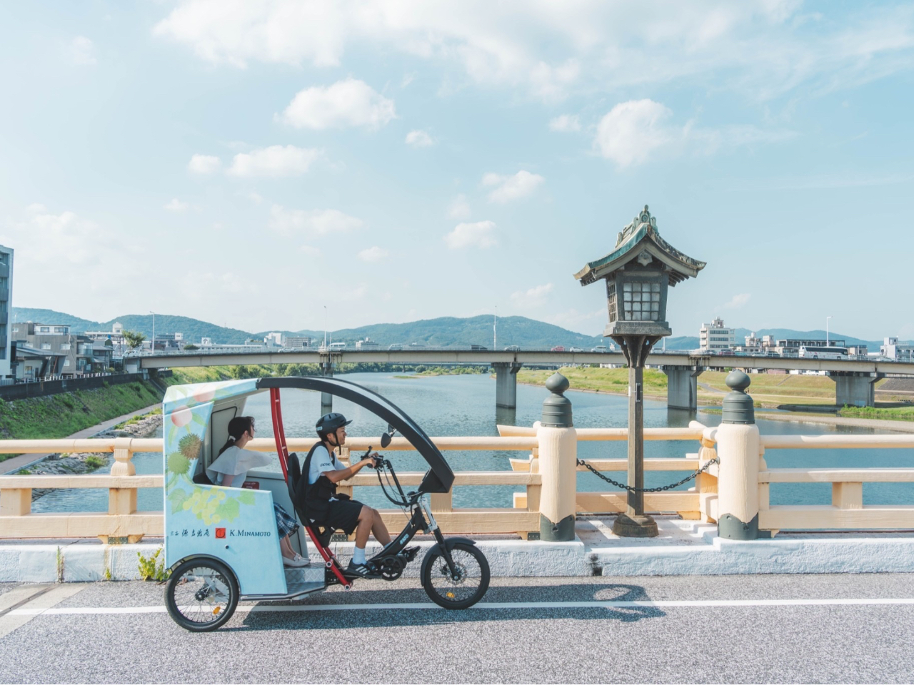 窓のない開放的な乗り物で、 自然の風を感じながら、ゆっくり街の景観を 楽しむことができます。