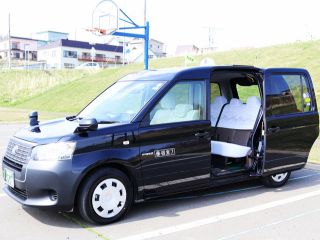 乗り降りがしやすく好評です。 ご年配の方に優しい車両を導入しました。 ドアがスライドし広く、乗り降りがしやすい車両です。