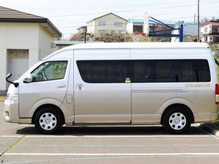 ジャンボタクシー 9人乗りで広々車内 小人数での観光や送迎にご利用いただけます。家族旅行やグループ旅行に最適です♪