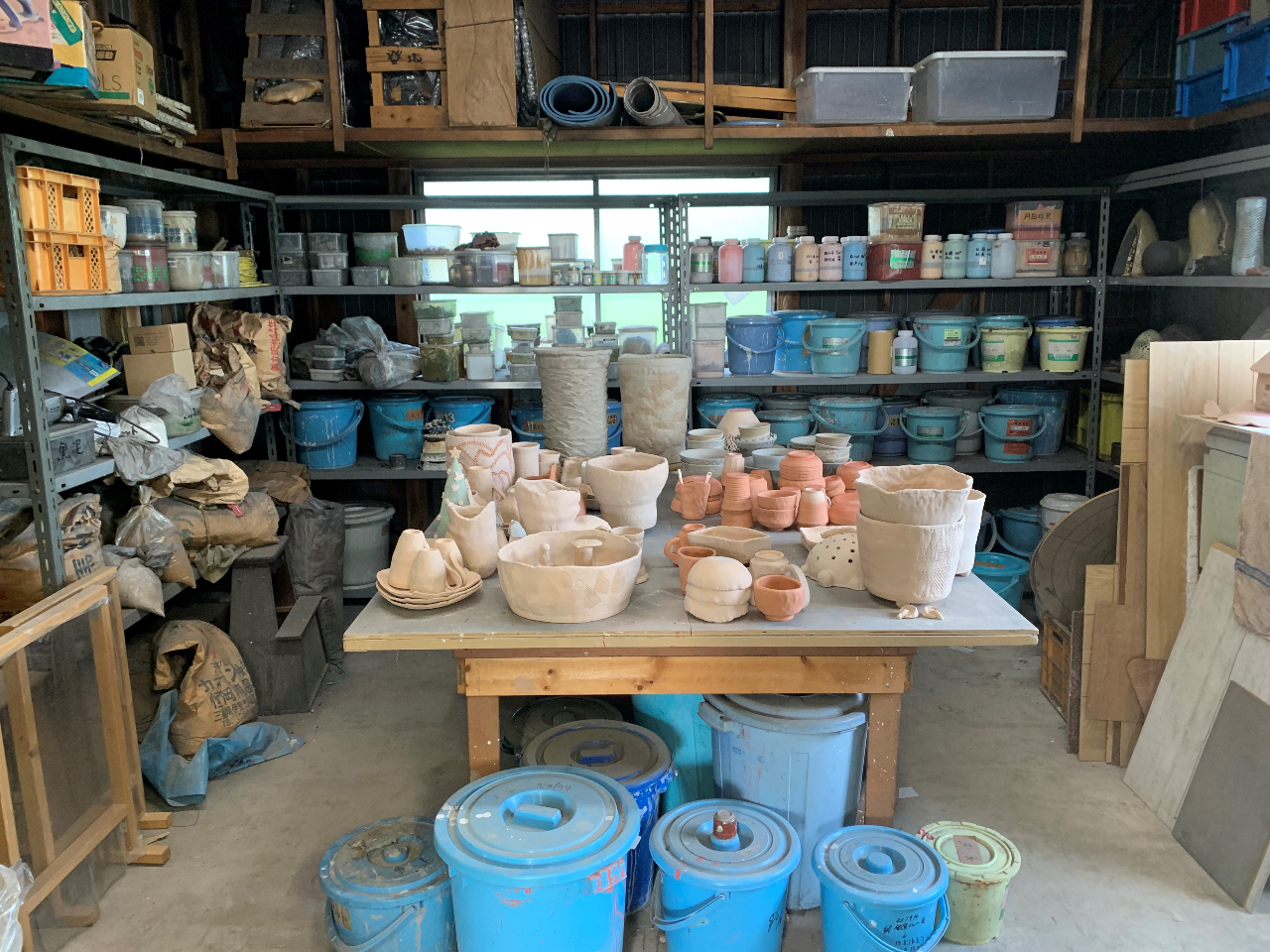 各種釉薬を取り揃えてます。