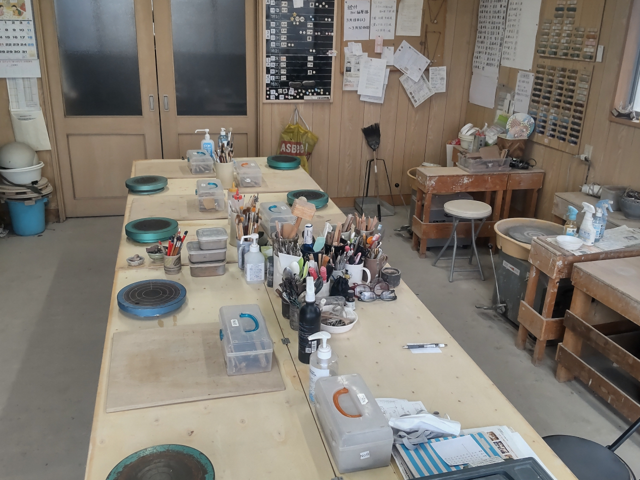 令和5年3月13日より新型コロナ対策のパーテーションを撤去し、開放的になりました。粘土1kgで、茶碗2個程度作成出来ます。