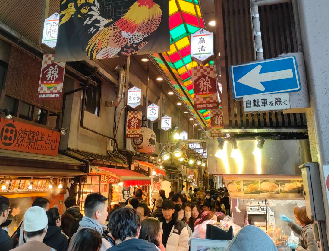 徒歩5分で錦通りへ。毎日たくさんの観光客であふれる人気スポットへもスグ!