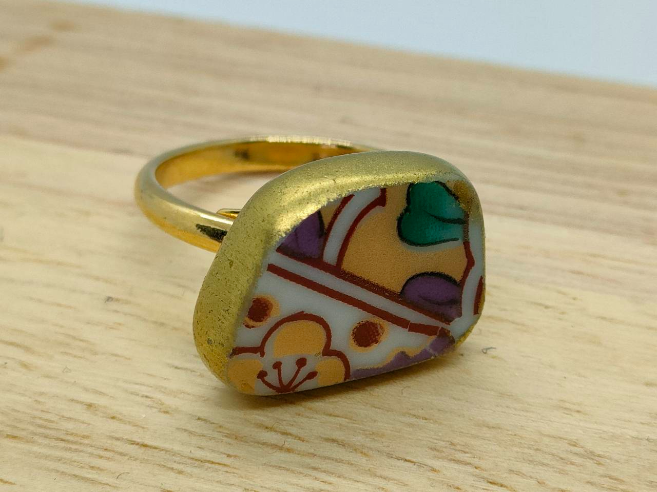 コロンと可愛いリング。調整可能です。アクセサリーパーツは全てアレルギー対応のサージカルステンレスを使用。