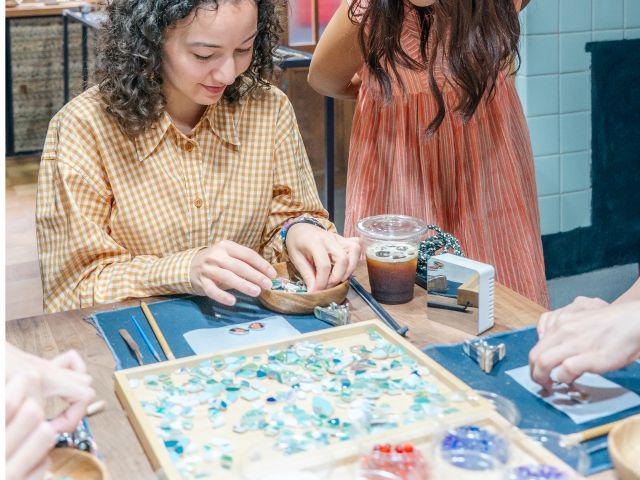 不器用なんですって方も大丈夫。少しはみ出たってそれが良かったりするのです。お友達と相談しながらも楽しい♪