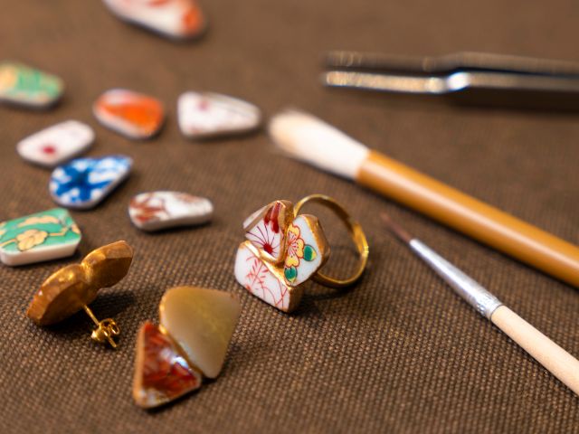 うつわのカケラがこんなに素敵に生まれ変わります。天然石やシェルも使えます。