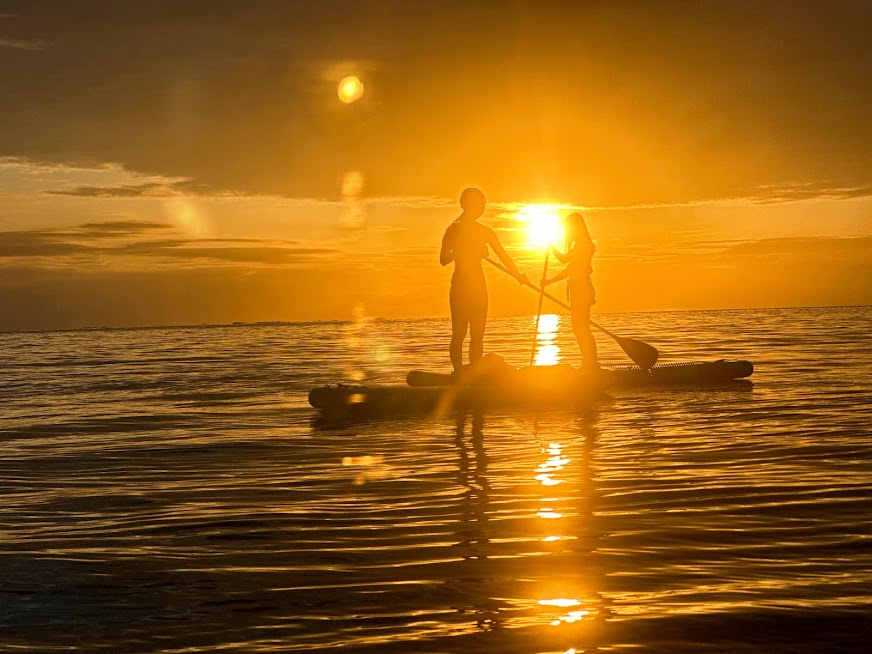 遮るもののない海の上で綺麗な夕陽を眺めましょう