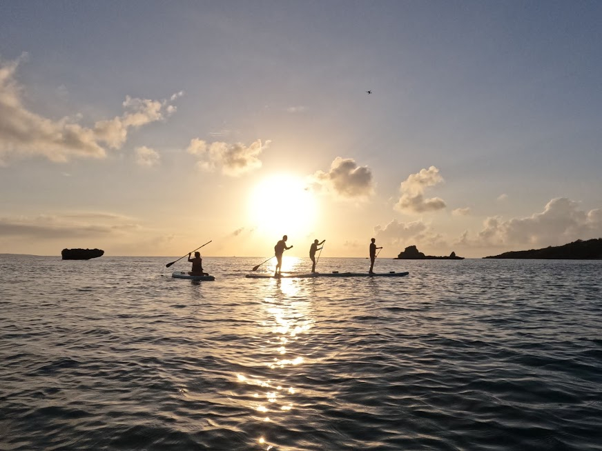SUPを楽しみながら沈む夕日を眺めましょう