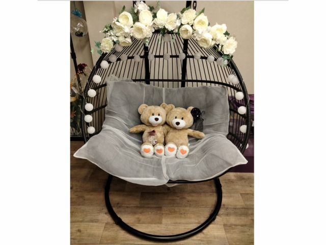 こちらのハンキングチェアでお作りいただいたデコレーションバルーンと一緒に写真をお撮りいただいています!