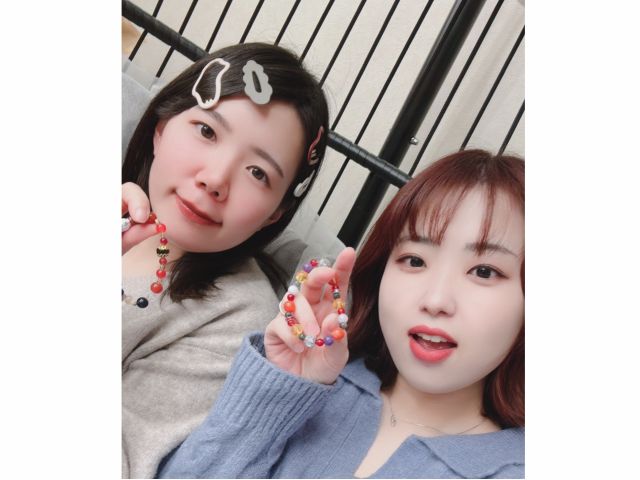 出来上がったパワーストーンブレスレットと一緒に、撮影スポットで記念写真をお撮りします。