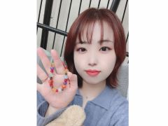 彼女の笑顔と共に、パワーストーンの持つ力が彼女の魅力をさらに高め、周囲の人々を惹きつけることでしょう。