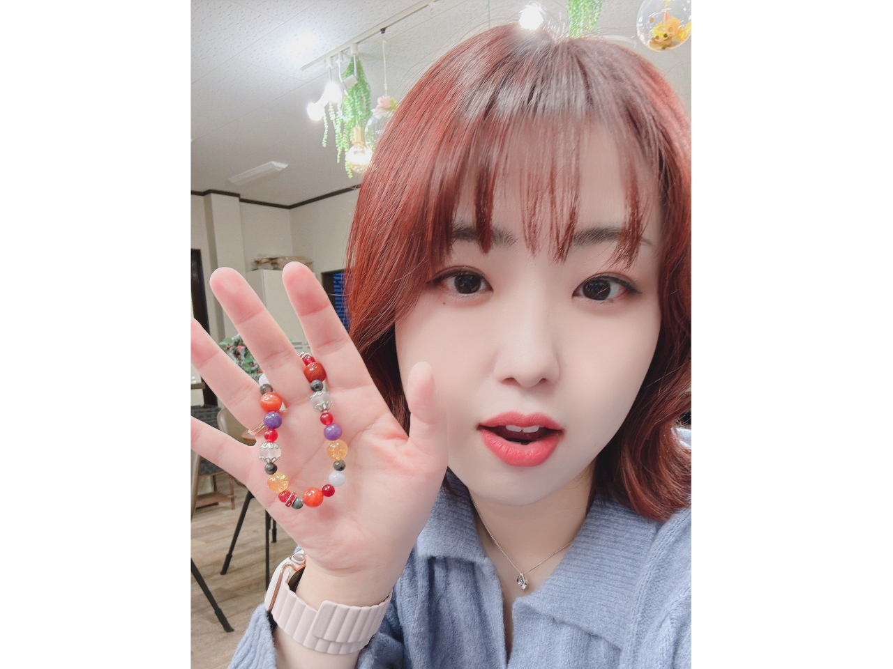 優雅な手元に添えられたこのブレスレットは、シンプルながらも存在感があり、どんなシーンでも彼女を引き立てるアクセントとなります。