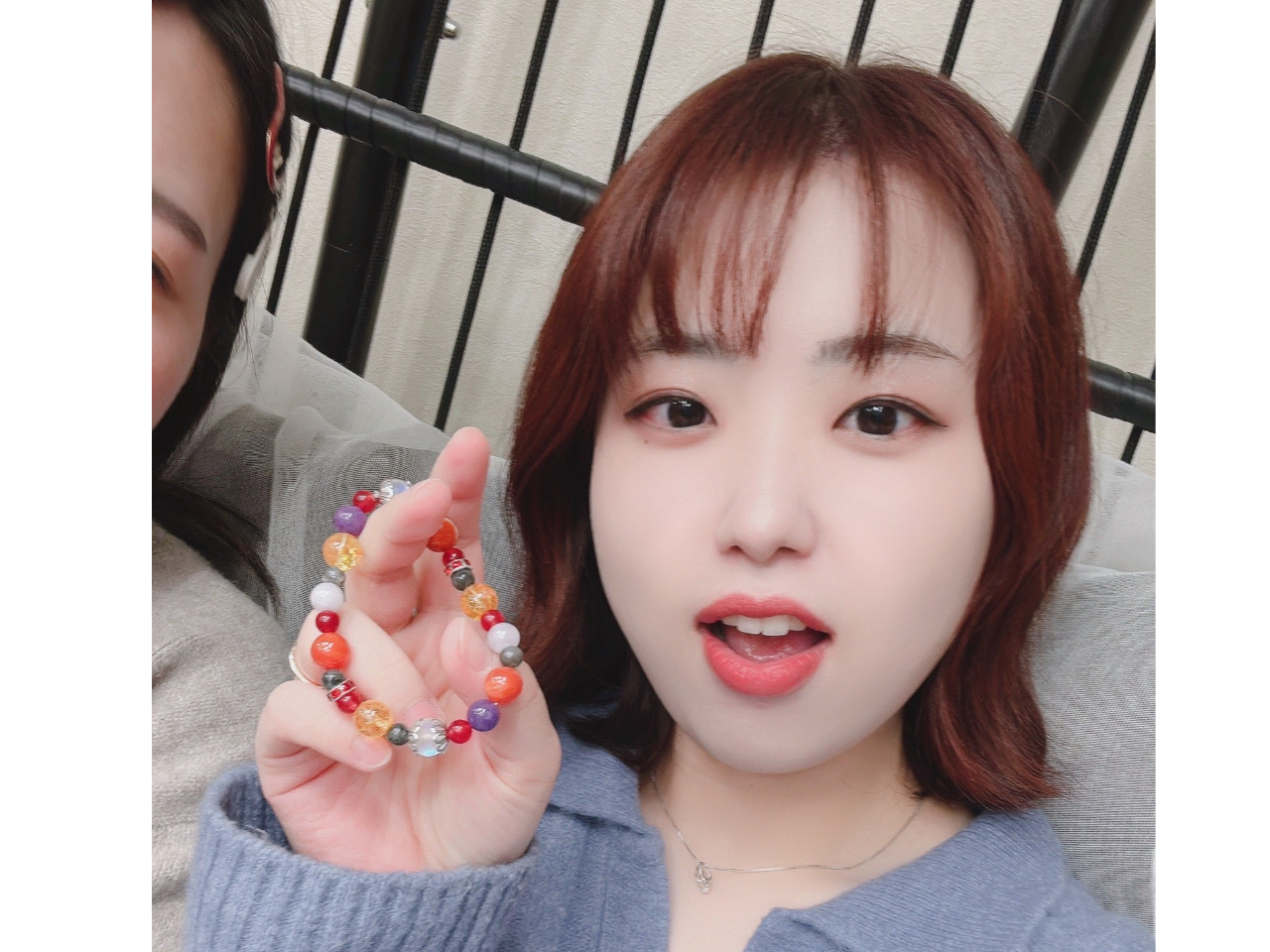 ブレスレットの輝く石たちは、彼女の個性や内面の美しさを映し出し、まるで彼女自身が持つ特別なエネルギーを感じさせます。