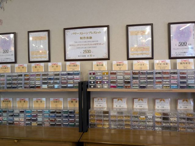 これらのパワーストーンに合わせて選べるチャームは、個性を引き立てるだけでなく、特別な意味を持つアイテムとしても機能します。