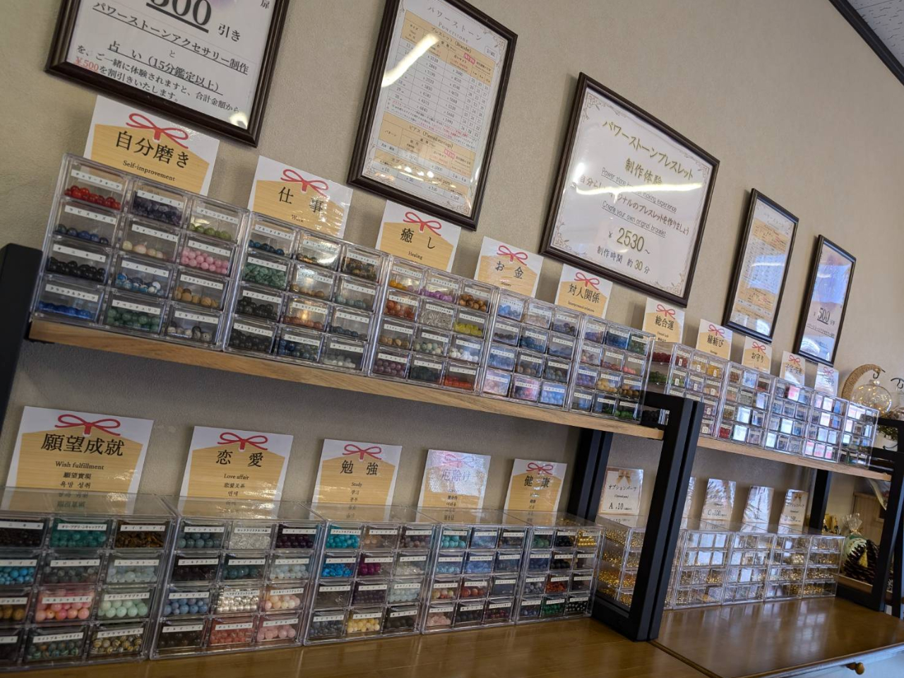 お気に入りのチャームを組み合わせることで、自分だけのオリジナルアクセサリーを作り上げることができ、日常生活に彩りを添えることができます。