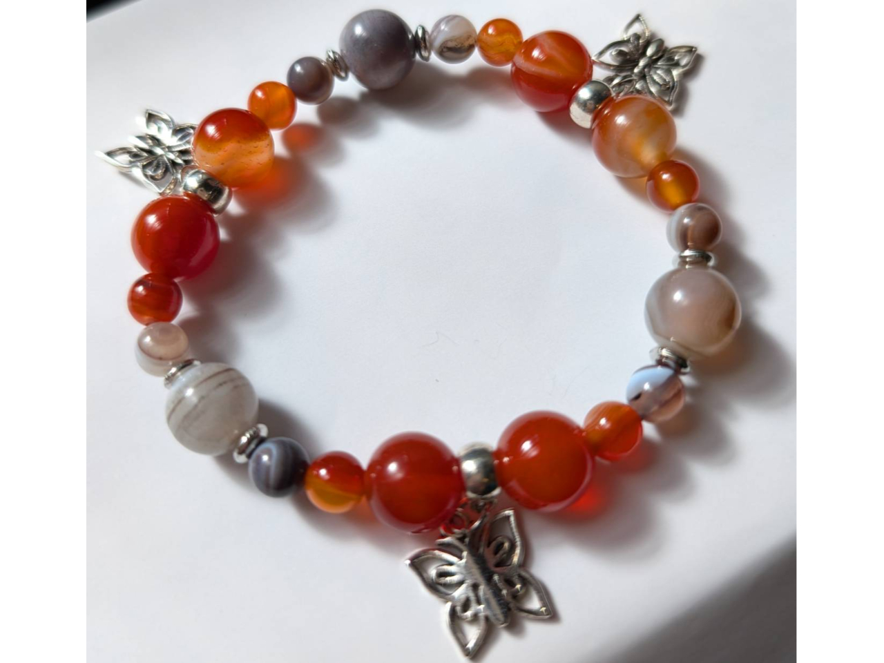 自分自身の好みや願いに合わせて、さまざまなパワーストーンを選び、オリジナルのブレスレットを作成することができます。