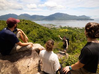 地元ガイドが丁寧にアテンドします。190m地点の休憩ポイント。眺望良し。