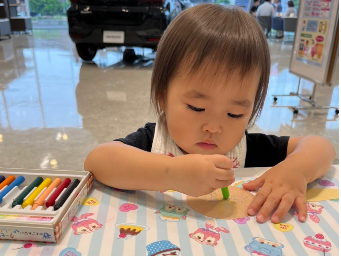 《1歳9ヶ月》制作キット【カタツムリ】を制作中♪ 真剣な表情がとってもcute!