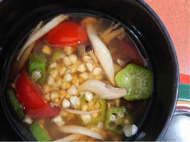 体験の後に打ち立てのそばと一緒にお出しする、「そばの実雑炊」。出汁の香り豊かで、そばの実(蕎麦に挽く前のもの)を口に運べばとろりとしていて、人気の一品です。