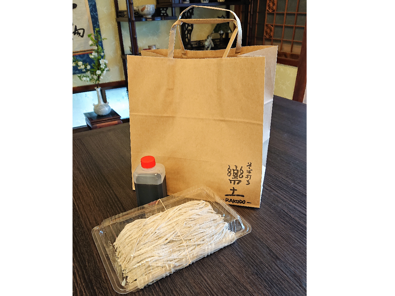 打った蕎麦のお持ち帰りもあるから、帰ってからのお楽しみも!特製そばつゆもおつけします。