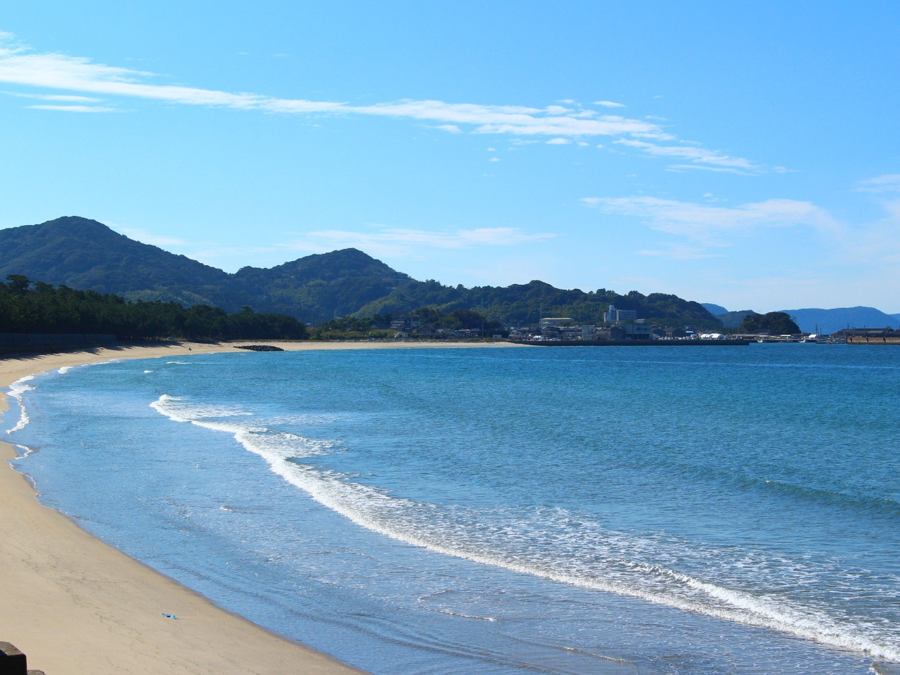 そば打ち 楽土の建物のすぐ裏の小径をゆけば、糸島の海が目の前に広がります。潮の香り、穏やかな風、透き通る青。お腹が満たされたら、日頃の喧噪を忘れてお散歩を。