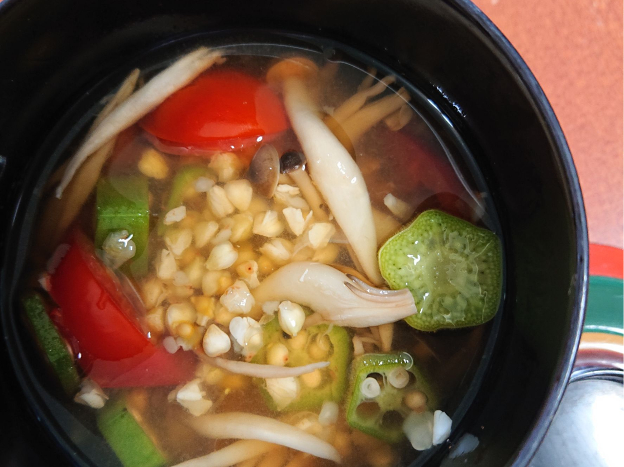 体験の後に打ち立てのそばと一緒にお出しする、「そばの実雑炊」。出汁の香り豊かで、そばの実(蕎麦に挽く前のもの)を口に運べばとろりとしていて、人気の一品です。