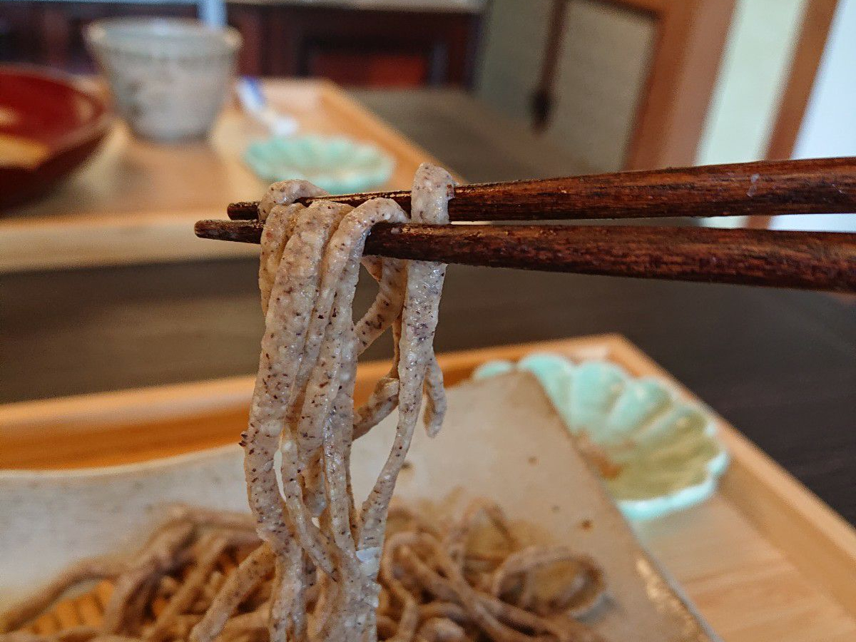 体験の後は、ご自身で打った打ち立ておそばを食べましょう。店主が茹でて提供します。他にも創作料理3品とコーヒーをお出ししますので、おしゃべりや食べ比べを楽しんで。