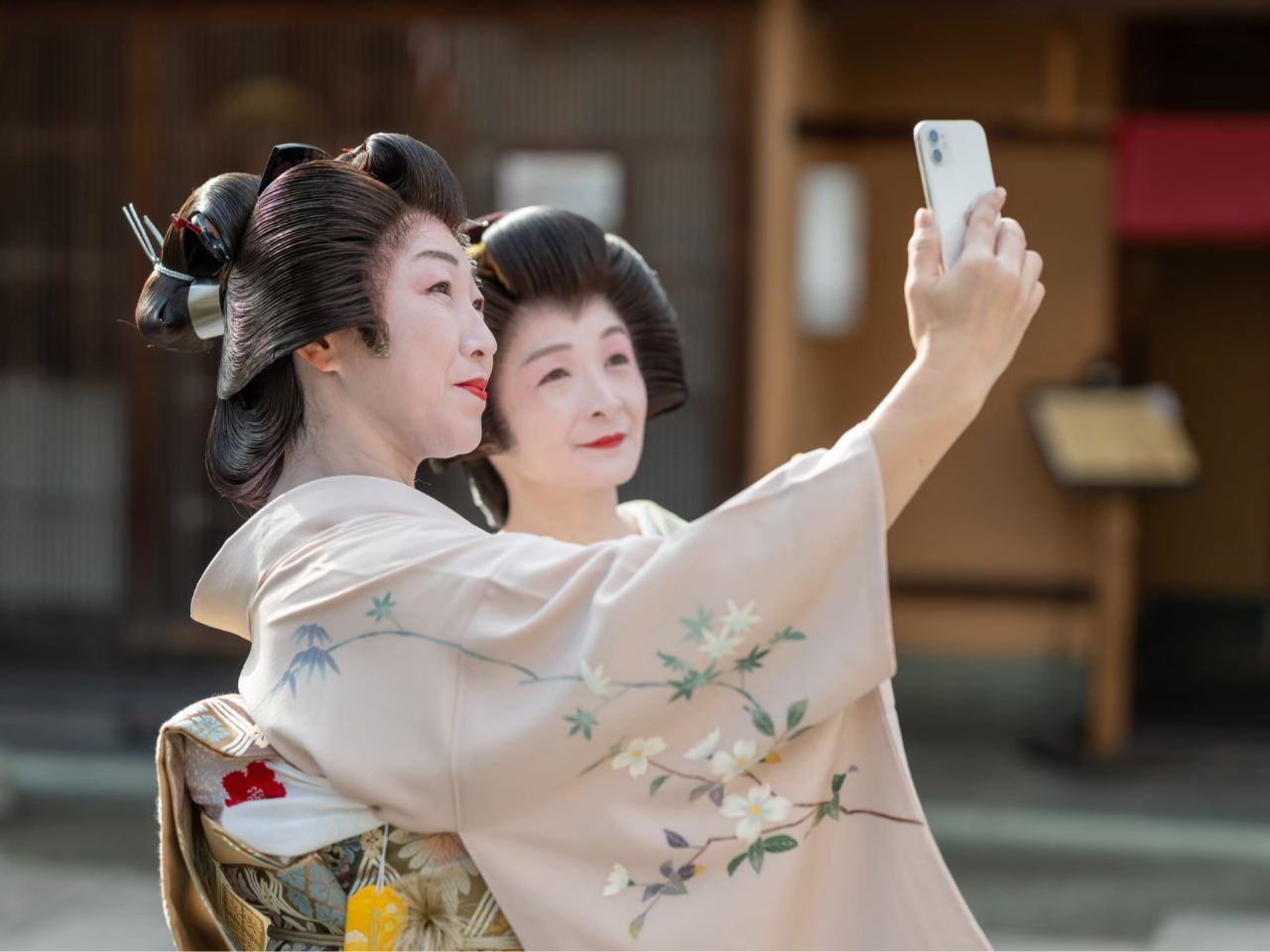 ご自身のスマホをかざして体験していただきます。