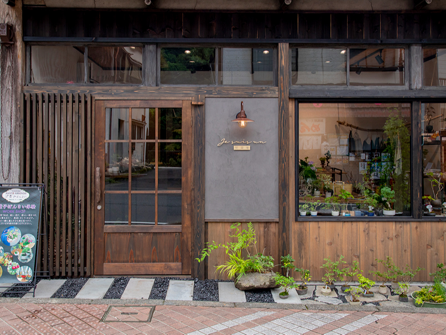 ���͌�����̒������Ɉʒu����u����佁i���シ������j�v�ŊJ�Â��܂��B�z�W�W�N�̌Ö��Ƃ����m�x�����I�V�����ŁA�����̋�Ԃł��B