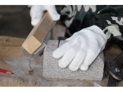 手作りの道具で丸みをだしていきます