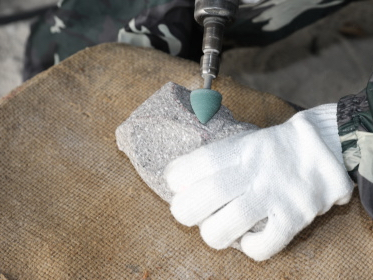 エアールーターで顔を仕上げます