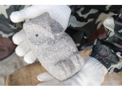 目を入れる穴を開けます