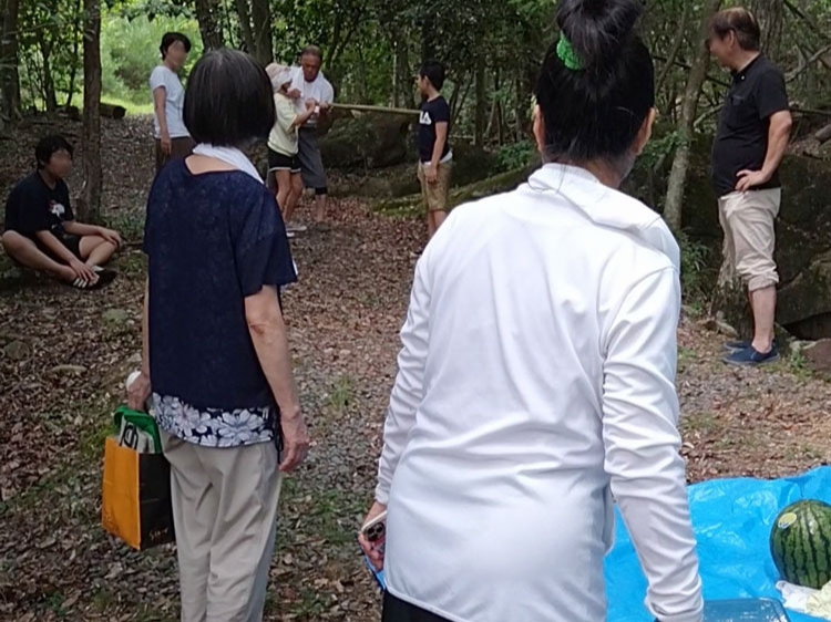 木陰でみんなとワクワクの時間を共有。冷たいスイカを食べたり、みんなで笑顔になれる体験が待っています!