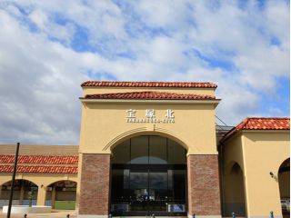 宝塚市中心部「花のみち」周辺の南欧風の景観をイメージした建物、宝塚が生誕地である手塚治虫のキャラクターグッズや、オブジェの展示など、さまざまな「お宝」があります