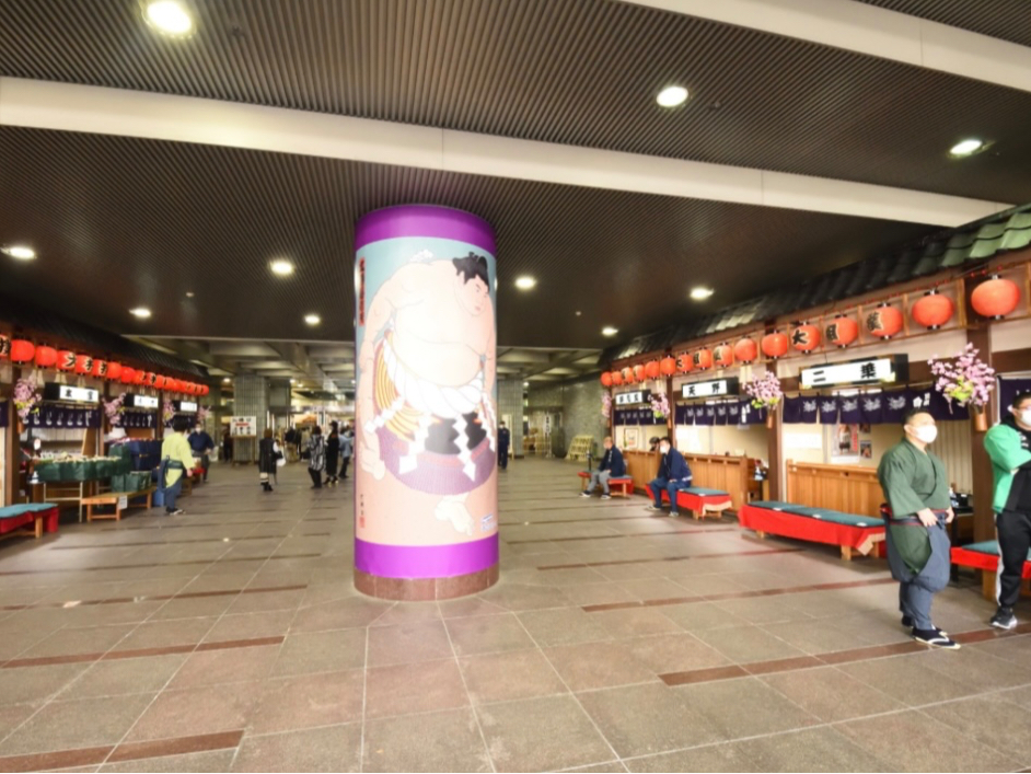 ����O�ɑ��o�ē��������ԃG���g�����X��i�݁A�u�V��v�̑����ɗ��������Ă������ƂȂ�܂��B