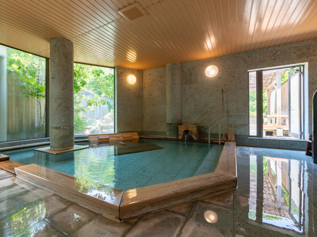 女性大浴場「万葉」 伊豆青石を贅沢に使った源泉かけ流しの屋内大浴場。