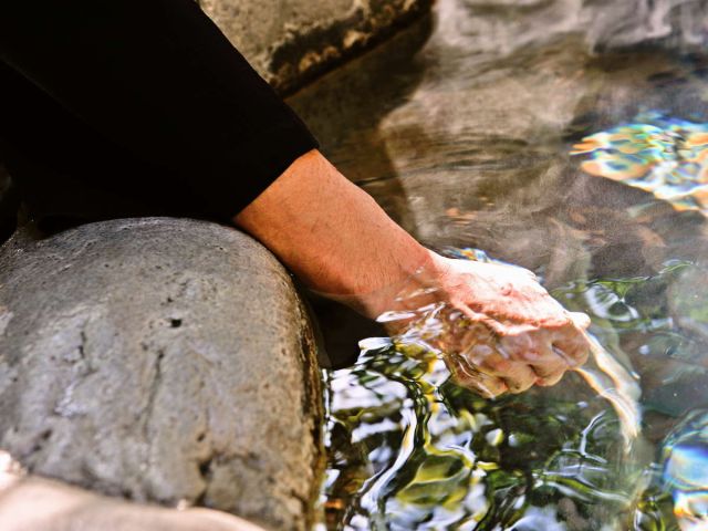 〜お湯と肌の調和を探求し続け、108年。そのこだわりをあなたへ〜温泉を管理する職人「湯守り(ゆもり)」は、日夜・ 気温・気候・温度の状態を計算し管理します。