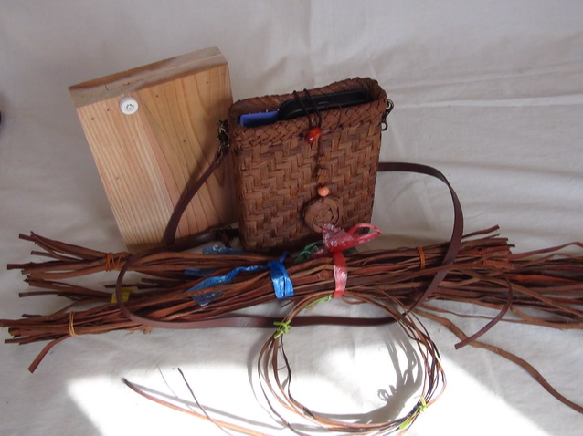 画像にあります根付はつきません