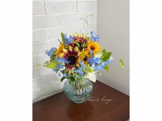 ※(写真の)生徒様作品の花束は花材が多いコースになります。 ※5,500円の体験プランでは、もう少し小ぶりで花材の種類も少なくなります。