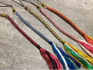 大島紬の絣糸を使ってオリジナルな作品を作ることができます。