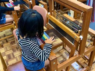 あらかじめ準備された縦糸に横糸を織り込んで作る、お子様限定のプランになります。鹿児島の伝統工芸の楽しさを気軽に体感できる手作り体験にぜひご参加ください。