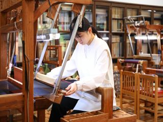 実際の大島紬の手織り機を使用して、オリジナル作品を織っていただけます。