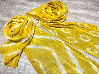 南の島の海岸近くに生息する『福木』の染液を使って、オリジナルの黄色いストールを作っていただきます。