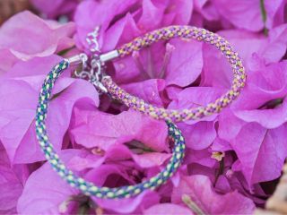 好きな色の大島紬の絣糸を選び、願いを込めた組紐のブレスレットをお作りいただけます。